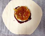 Foto del paso 4 de la receta: Hojaldre navideño con queso, confitura y cebolla caramelizada