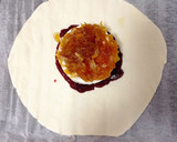 Foto del paso 4 de la receta: Hojaldre navideño con queso, confitura y cebolla caramelizada