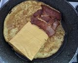Foto langkah ke 4 dari resep Bacon Egg Cheese Sandwich.