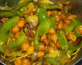 A picture of step 4 of Ankurit chana aur shimla mirch ka bhujia.