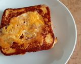 Foto del paso 3 de la receta: Pan a la plancha relleno de huevo y salchichas!