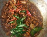 Foto langkah ke 6 dari resep Tumis kerang kupas pedas asam manis.
