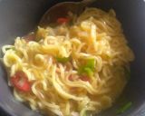 Foto langkah ke 5 dari resep Omelet Indomie Simpel.