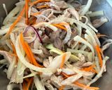Hình bước làm 4 của món Salad gà xé hành tây 🧅