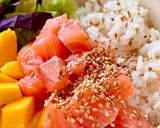Hình bước làm 3 của món Poke Bowl Cá Hồi & Xoài Sốt Tương Gochujang