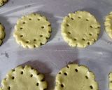 Foto langkah ke 3 dari resep Strawberry Dots Matcha Cookies.