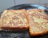 A picture of step 3 of Easy French Toast.