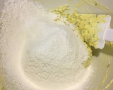 Foto langkah ke 2 dari resep Garlic Cheese Cookies.