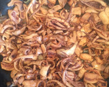 Foto del paso 2 de la receta: Arroz con calamares en su tinta 🍚🐙