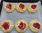 Foto langkah ke 5 dari resep Strawberry Cream Cheese Crumble Bread.