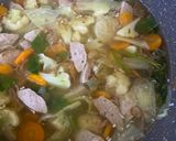 Foto langkah ke 3 dari resep Sup Bakso Sayur Bening.