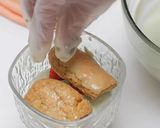 Foto langkah ke 4 dari resep Creamy Matcha Strawberry Tiramisu.