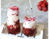 Foto langkah ke 3 dari resep Strawberry Latte.