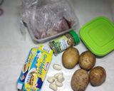 Foto langkah ke 1 dari resep Baked potato with beef, cheese and garlic sauce.
