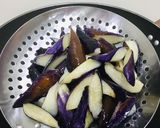 Foto langkah ke 3 dari resep Tumis terong dan daging ayam.