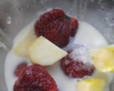 A picture of step 2 of Apple Strawberry Shake.