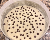 Foto del paso 4 de la receta: Pastel de yogur griego, queso crema y pepitas de chocolate