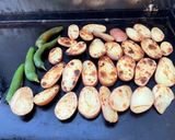 Une image de l'étape 9 de Côtes de porc grillées marinées sauce tomate aux pommes de terre et piments verts.