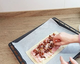 Foto del paso 3 de la receta: Empanada de hojaldre con queso rulo y dátiles