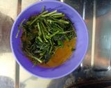 Foto langkah ke 3 dari resep Telur dadar pedas campur sayuran selada.