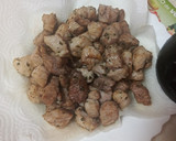Foto del paso 4 de la receta: Habichuelas compuestas con carne de cochino, papas fritas y huevo duro