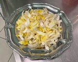 Une image de l'étape 2 de Salade d'endives aux tomates, ail noir et feta.