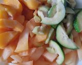 Foto del paso 1 de la receta: Ensalada de frutas con jugo de naranja y sal🍈🍑🍊🧂🍋🟩