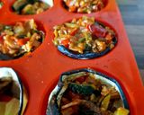 Foto del paso 3 de la receta: Muffins de berenjena y calabacín con verduritas y pollo