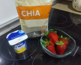 Foto del paso 1 de la receta: Fresones, yogurt griego y chía
