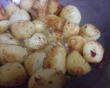 A picture of step 2 of Dum aloo.