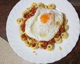 Foto del paso 3 de la receta: Tortellinis con boloñesa de salchicha y chorizo y huevo frito