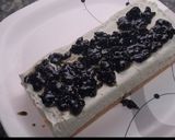 A picture of step 4 of Blueberry cheese pastry.