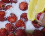 Foto langkah ke 2 dari resep Strawberry Panna Cotta.