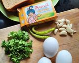 चीझ गार्लिक ऑम्लेट टोस्ट (Omelette toast recipe in Marathi) रेसिपी स्टेप 1 फोटो 