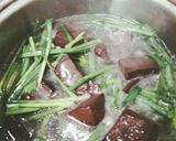 Hình bước làm 1 của món Canh hẹ với huyết heo