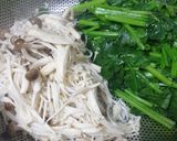 Hình bước làm 1 của món Cải bó xôi sốt nấm kim châm
