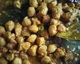 A picture of step 2 of Soya chunks malai curry.