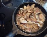 Foto del paso 3 de la receta: Pochas con calabaza y almejas en salsa