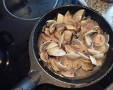 Foto del paso 3 de la receta: Pochas con calabaza y almejas en salsa