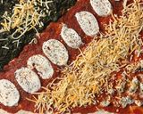 Foto del paso 10 de la receta: Pizza listada con tres tops: espinacas, quesos, y tomate