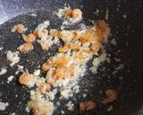 Hình bước làm 1 của món Giá hẹ xào tôm khô