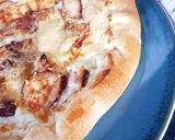 Une image de l'étape 3 de Pizza 🍕 crousti crème fraîche lardons fromage et poulet fumé.