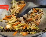 รูปขั้นตอนการทำที่ 2 ของ ยากิโซบะ ทำง่ายอร่อยมาก เคล็ดลับผักผัดหอมซอส ผักนิ่มไม่แข็ง
