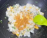 Foto langkah ke 3 dari resep 38. Garlic Butter Rice.