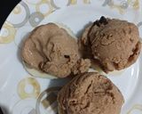 A picture of step 6 of Chickoo-chocochips icecream on white chocolate hearts.