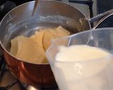 A picture of step 3 of White Sauce (béchamel sauce).