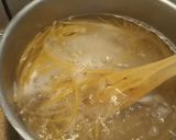 Φωτογραφία βήματος 1 της συνταγής Spaghetti στη λαδόκολλα με μελιτζάνες και καλαμπόκι