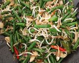 Foto langkah ke 4 dari resep Tumis Tauge Teri Kacang Panjang.