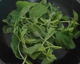 Foto langkah ke 3 dari resep Spinach Rice Omelette.