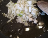 Foto del paso 2 de la receta: Paella marinera con tirabeques